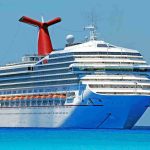 Barco crucero navegando sobre mar del pacifico mexicano.