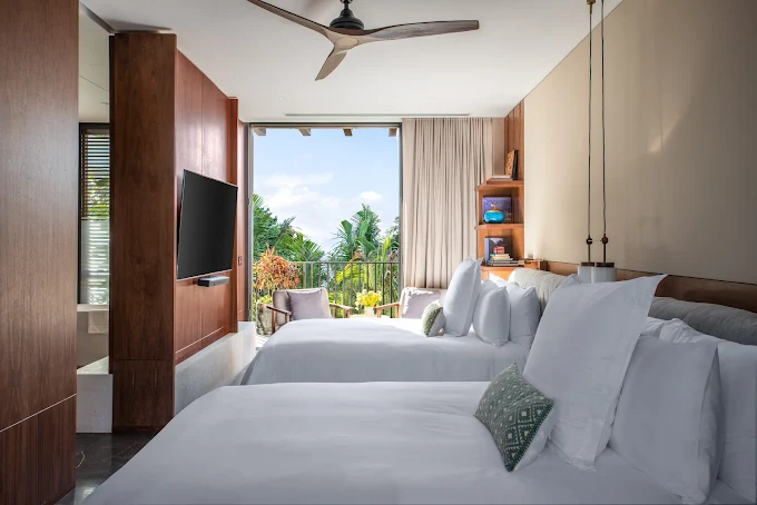 Habitación doble con camas separadas, balcón y vista al jardín en hotel de lujo en Riviera Maya